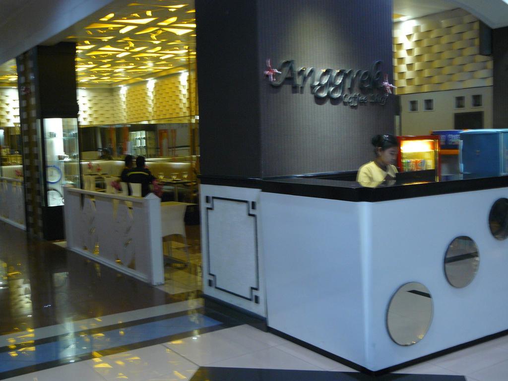 V3 Hotel Surabaya Exterior photo