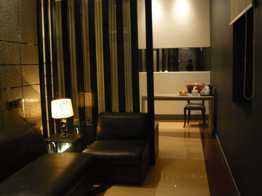 V3 Hotel Surabaya Exterior photo